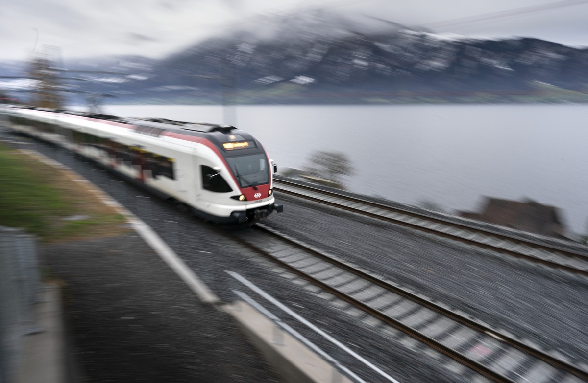 Ein SBB Zug faehrt auf der neuen Doppelspur-Strecke zwischen Arth-Goldau und Zug, am Sonntag, 13. Dezember 2020, in Walchwil. (KEYSTONE/Gaetan Bally)
