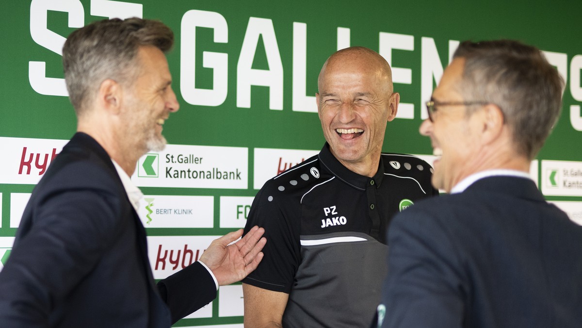 Sportchef Alain Sutter, Trainer Peter Zeidler, Praesident Matthias Hueppi vom FC St. Gallen, von links, nach einer Medienkonferenz vor der Wiederaufnahme der Super League, am Freitag, 19. Juni 2020, i ...