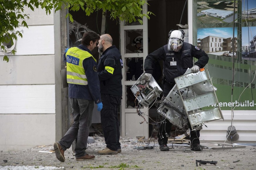 Polizisten untersuchen die Ueberreste eines in der Nacht auf Samstag, 11. Mai 2019 gesprengten Geldautomaten in Stabio, Tessin. (KEYSTONE/Ti-Press/Davide Agosta)