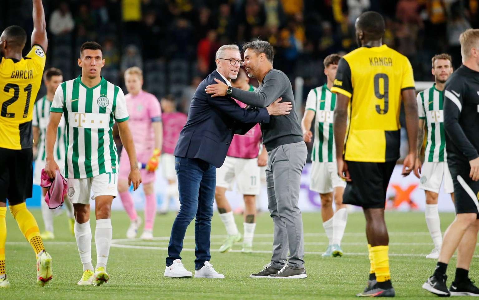 Die beiden Trainer David Wagner und Peter Stöger nach dem Schlusspfiff.