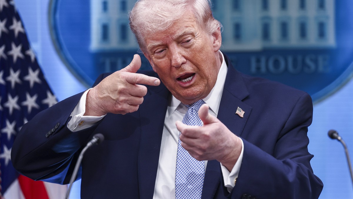 epaselect epa12872329 US President Donald Trump gestures as he responds to a question from the news media during a briefing on Iran from the White House in Washington, DC, USA, 06 April 2026. EPA/JIM  ...