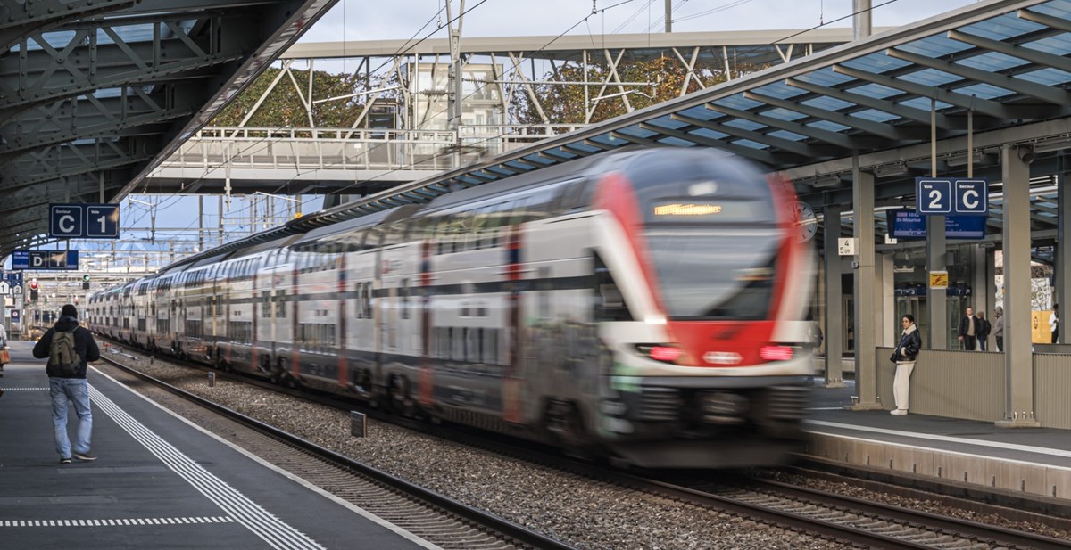 Un train repart en direction de Lausanne ce lundi 9 decembre 2024 a la gare CFF de Renens. Le nouvel horaire CFF 2025 entrera en vigueur le dimanche 15 decembre. (KEYSTONE/Valentin Flauraud)