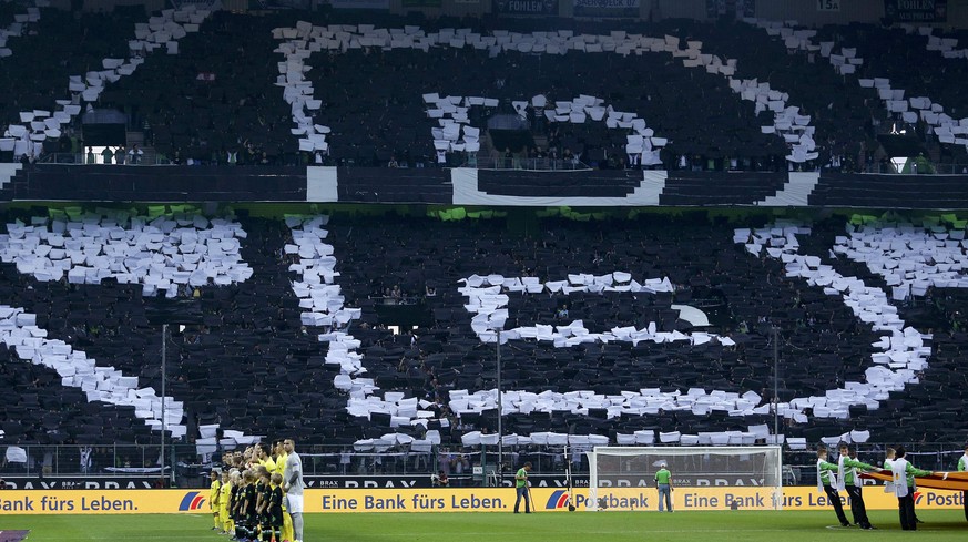 Tolle Choreo der Gladbach-Fans: Vor dem Anpfiff präsentieren sie das Klublogo.