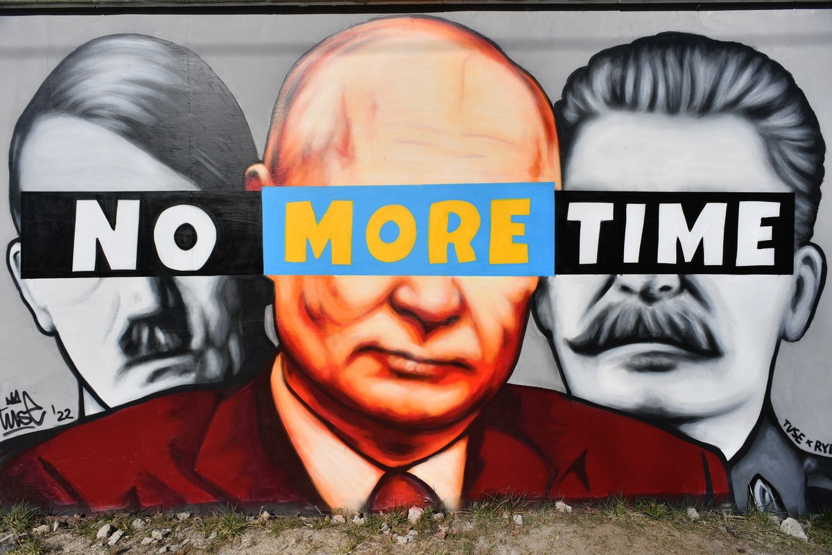 epa09842112 A mural showing Hitler, Putin and Stalin 'No more time' created by graffiti artist Tuse, is sprayed on a wall n Gdansk, northern Poland, 22 March 2022. On 24 February Russian tro ...