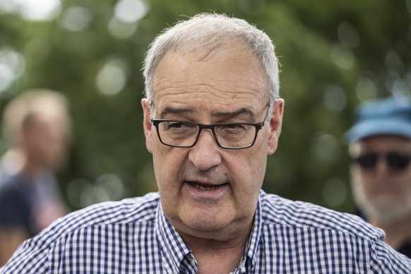 Bundesrat Guy Parmelin diskutiert am Apero fuer die Bevoelkerung waehrend der Bundesratsreise, am Donnerstag, 29. Juni 2023 in Murten. (KEYSTONE/Alessandro della Valle)