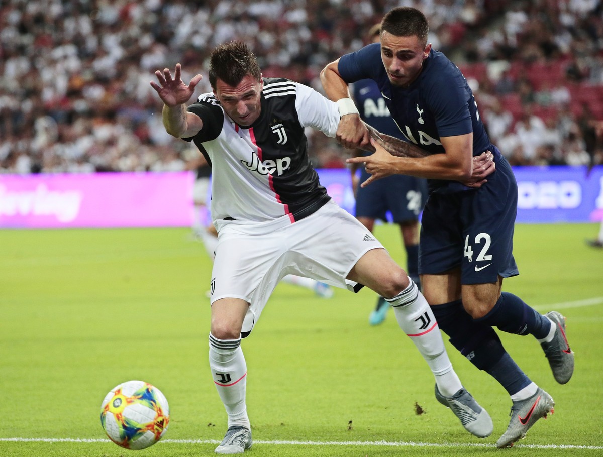 epa07731255 Juventus' Mario Mandzukic (L) in action against Tottenham Hotspur's Anthony Georgiou (R) during the International Champions Cup (ICC) soccer match between Juventus FC and Tottenh ...