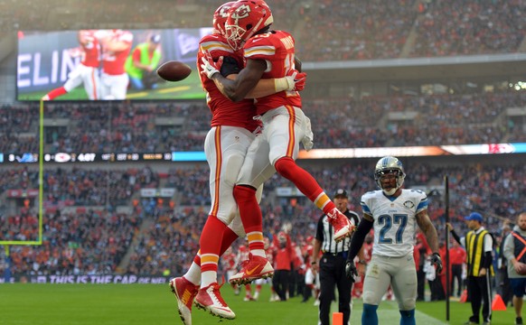 Nov 1, 2015; London, United Kingdom; Kansas City Chiefs running back De&#039;Anthony Thomas (28) celebrates with tight end Brian Parker (82) after scoring on a 10-yard touchdown run in the first quart ...