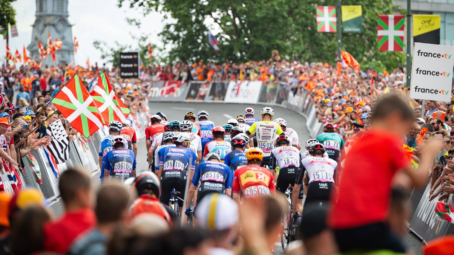 Tour De France - Stage 1 - Bilbao-Bilbao A view of the back of the peloton during the final climb of the first stage of Tour de France 2023 in Bilbao, Spain Bilbao Bialbao Spain Copyright: xAlbertoxGa ...