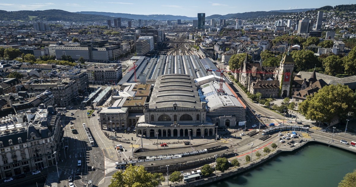 Eine Luftaufnahme zeigt den Zuercher Hauptbahnhof und das Central, aufgenommen am Mittwoch, 3. September 2025 im Stadthaus in Zuerich. (KEYSTONE/Michael Buholzer)