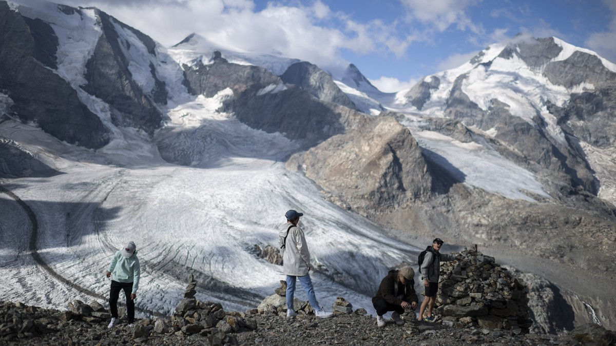 Amerikanische Touristen vor der Berninagruppe mit Pers- und Morteratschgletscher, aufgenommen am Mittwoch, 10. August 2022, auf der Diavolezza in Pontresina. Der Hitzesommer 2022 duerfte gemaess erste ...