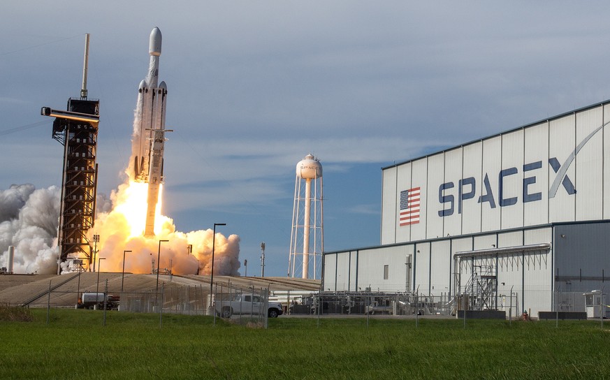 epa11438122 NASA&#039;s GOES-U mission on a SpaceX Falcon Heavy rocket lifts at Launch Complex 39A from the agency&#039;s Kennedy Space Center in Cape Canaveral, Florida, USA, 25 June 2024. The Geosta ...