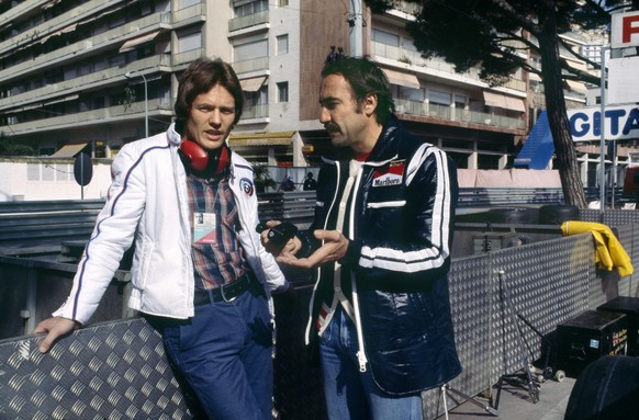 Am Rande des GP von Monaco 1978 unterhalten sich die zwei Schweizer Formel-1-Legenden Clay Regazzoni (rechts) und Marc Surer.