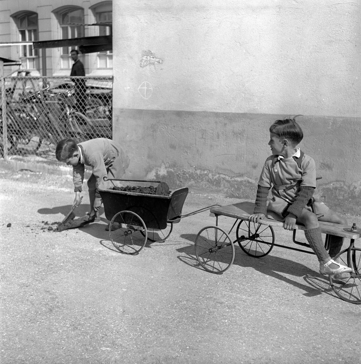 Two boys collect horse dung on a street, pictured on July 12, 1941. During World War II horse dung is used as a cheap alternative to heat, cook or fertilize. (KEYSTONE/PHOTOPRESS-ARCHIV/Gilbert Meylan ...