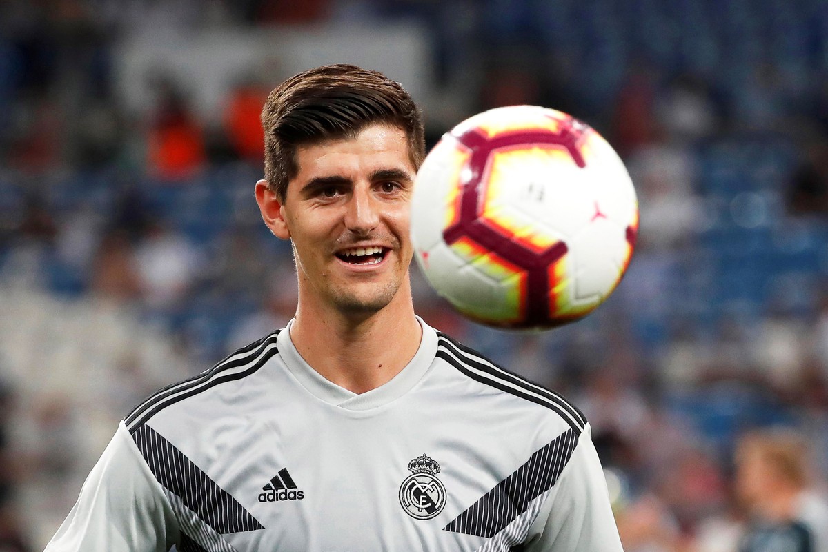 epa06959095 Real Madrid's goalkeeper Thibaut Courtois warms up for the Spanish Primera Division soccer match between Real Madrid and Getafe CF at Santiago Bernabeu stadium in Madrid, Spain, 19 Au ...