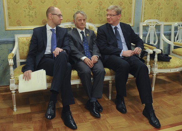Gespräche in Kiew: Der ukrainische Premierminister Arsenij Jazenjuk mit&nbsp;Tataren-Vertreter Mustafa Dzhemilev&nbsp;und EU-Kommissar: Stefan Fule.