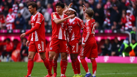 epa12838980 Serge Gnabry of Munich (2R) celebrates with teammates after scoring the 2-0 goal during the German Bundesliga soccer match between FC Bayern Munich against 1. FC Union Berlin, in Munich, G ...