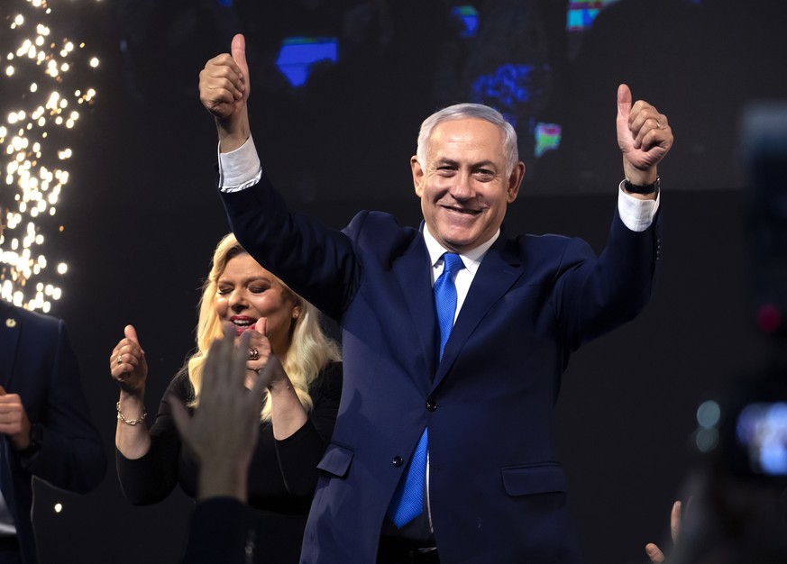 epaselect epa07495342 Israel&#039;s Prime Minister Benjamin Netanyahu (R) and his wife Sarah (L) gesture during a victory speech following the election in Tel Aviv, Israel, early 10 April 2019. Televi ...