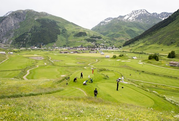 Die Sicht ueber den Golfplatz anlaesslich des Eroeffnungsturnier des Golfplatzes &quot;Andermatt Swiss Alps Golf Course&quot;, am Samstag, 25. Juni 2016, in Andermatt. (KEYSTONE/Urs Flueeler)