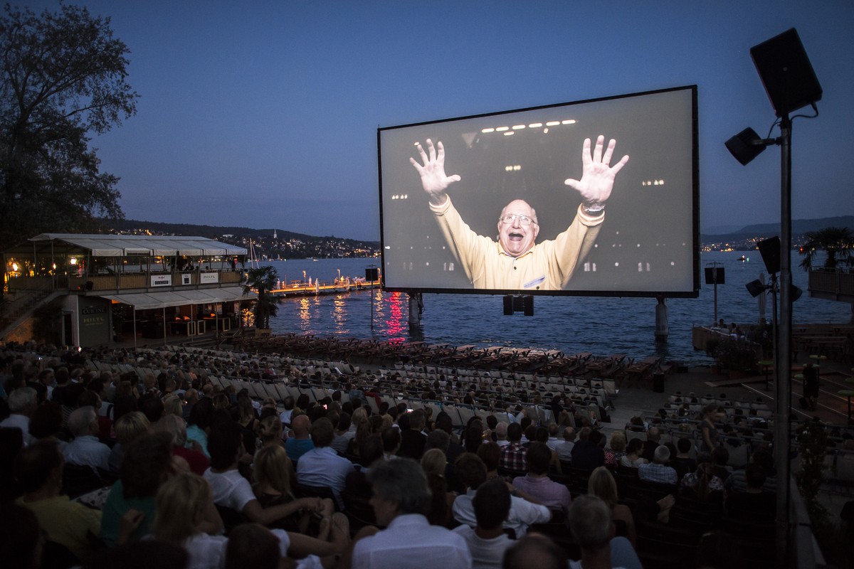 Besucher verfolgen den Eroeffnungsfilm "While We're Young" im Openair-Kino, auch bekannt als "Salt Cinema" ehemals "Orange Cinema", am Zuerichhorn am Donnerstag, 16. ...