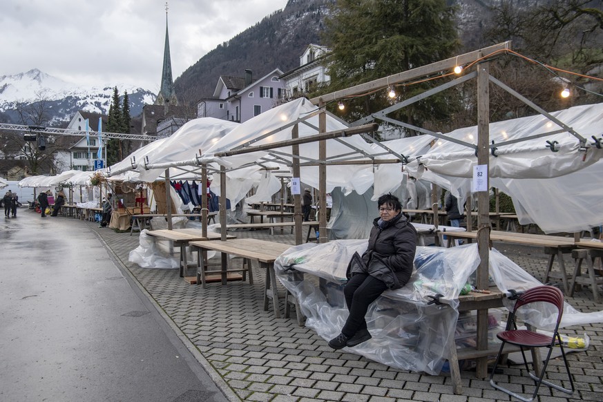 Ein Wintersturm zog mit gegen 100 Stundenkilometern ueber die Zentralschweiz und verursachte viele kleine Schaeden wie hier beim Stanser Weihnachtsmarkt am Samstag, 14. Dezember, 2019. Der Stanser Wei ...