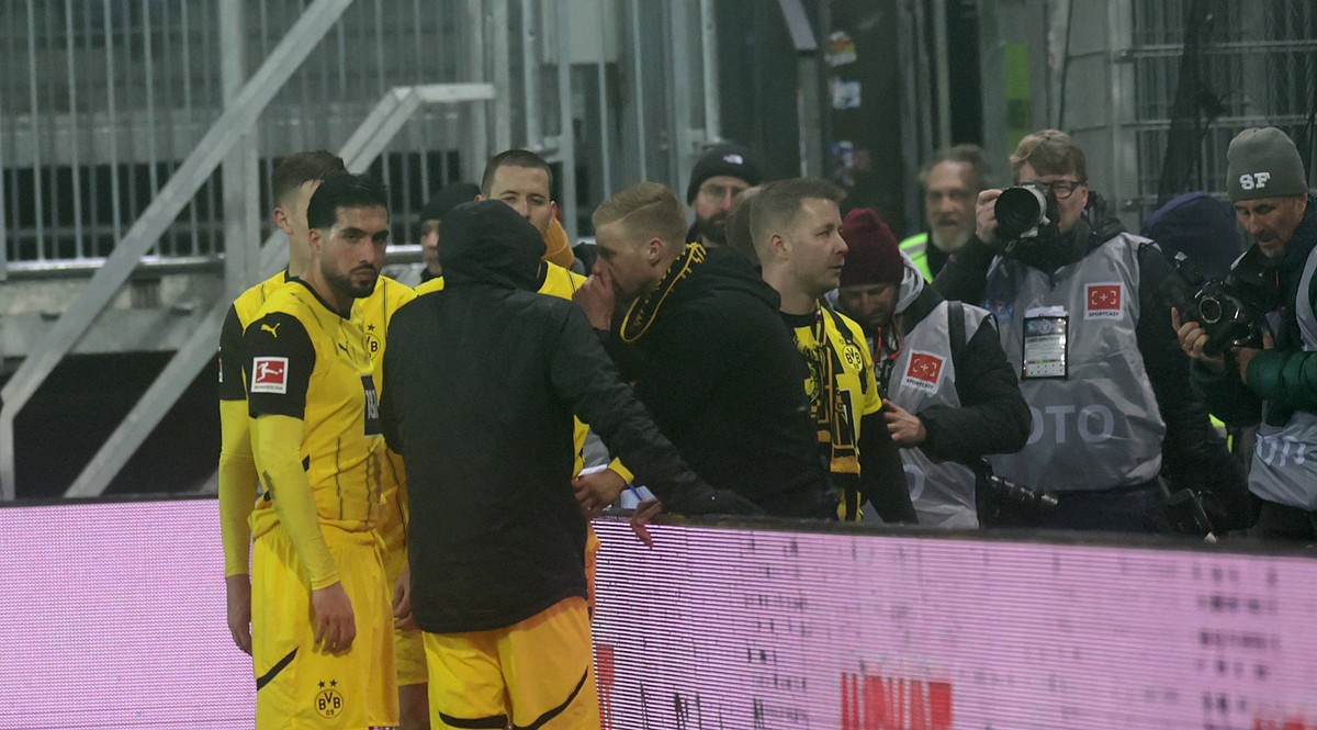 Nach Abpfiff wurden die Dortmunder Spieler von ihren Fans zur Rede gestellt, Emre Can Borussia Dortmund Fussball, Herren, Saison 2024/2025, 1.Liga,Holstein Stadion Kiel, Holstein Kiel gegen Borussia D ...
