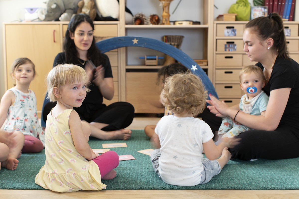 ARCHIV - ZUR ABLEHNUNG DER KITA INITIATIVE DURCH DEN BUNDESRAT - Kinder sitzen gemeinsam mit Betreuungspersonal der Kita 6a der Stiftung GFZ im Kreis und machen Spiele, aufgenommen am 9. Juli 2020 in  ...