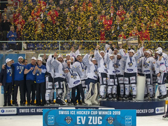 EV Zug Verteidiger Raphael Diaz stemmt den Pokal nach dem Sieg im Final des Swiss Ice Hockey Cups 2018/19 zwischen den SC Rapperswil-Jona Lakers und dem EV Zug am Sonntag, 3. Februar 2019, in Rappersw ...