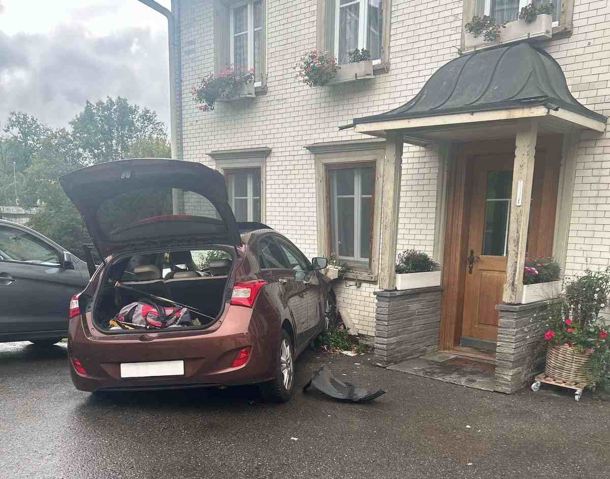 Autolenker kracht in Hausfassade in Urnäsch AR, 5.10.2024.