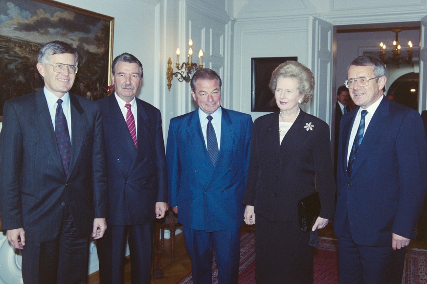Zur selben Zeit an einem anderen Ort:&nbsp;Die britische Premierministerin Margaret Thatcher trifft am 20. September 1990 zu einem zweitägigen Arbeitsbesuch in der Schweiz ein. Im von Wattenwyl-Haus i ...