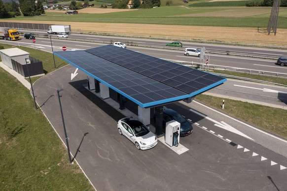 Ein E-Autos wird an einer Schnelladestation des Betreibers GoFast auf dem Autobahn-Rastplatz Oftringen Ost geladen, fotografiert am Donnerstag, 14. Juli 2022. Die fuenf Meter hohe Stahldachkonstruktio ...