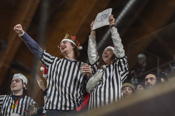 Fans verkleidet als Schiedsrichter im Spiel der Eishockey Postfinance Women's League zwischen den HC Davos Ladies und den HC Fribourg Gotteron Ladies, am Montag, 30. Dezember 2024 im Eisstadion D ...