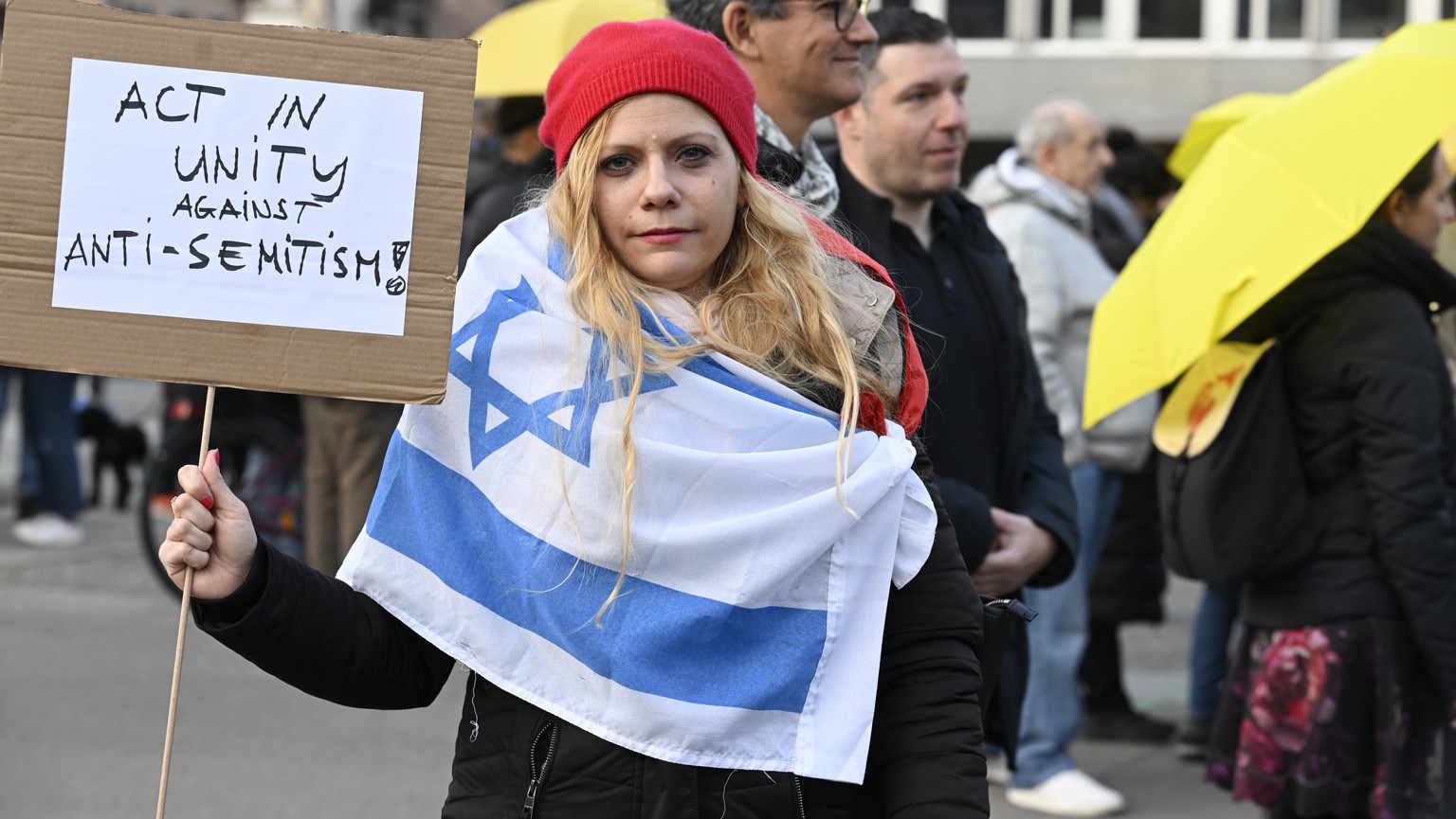 Kundgebung auf dem Helvetiaplatz nach einer Mahnwache in Zuerich am Sonntag, 3. Maerz 2024. Die Menschen trugen gelbe Regenschirme als Symbol gegen Antisemitismus. Am Samstagabend hatte ein Jugendlich ...