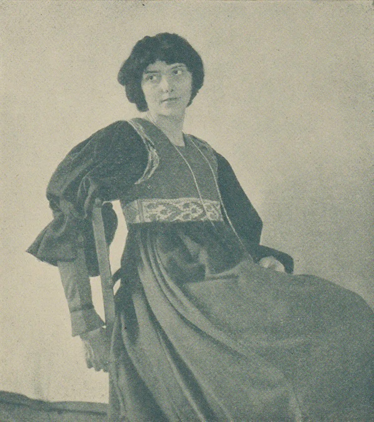 Anna Muthesius portant une robe de réforme, 1903.
https://www.e-rara.ch/zhdk/content/zoom/24464505