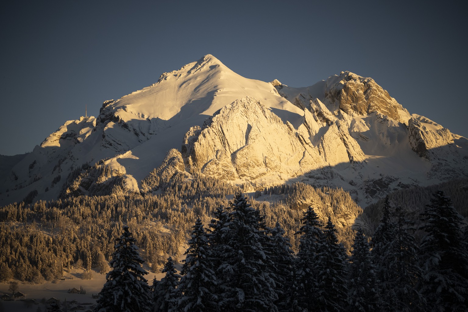 Blick auf Saentis und Schafberg im Skigebiet Wildhaus nach ausgiebigen Schneefaellen zum Start der Vorsaison, am Sonntag, 3. Dezember 2023, in Wildhaus. (KEYSTONE/Gian Ehrenzeller) View of the Saentis ...