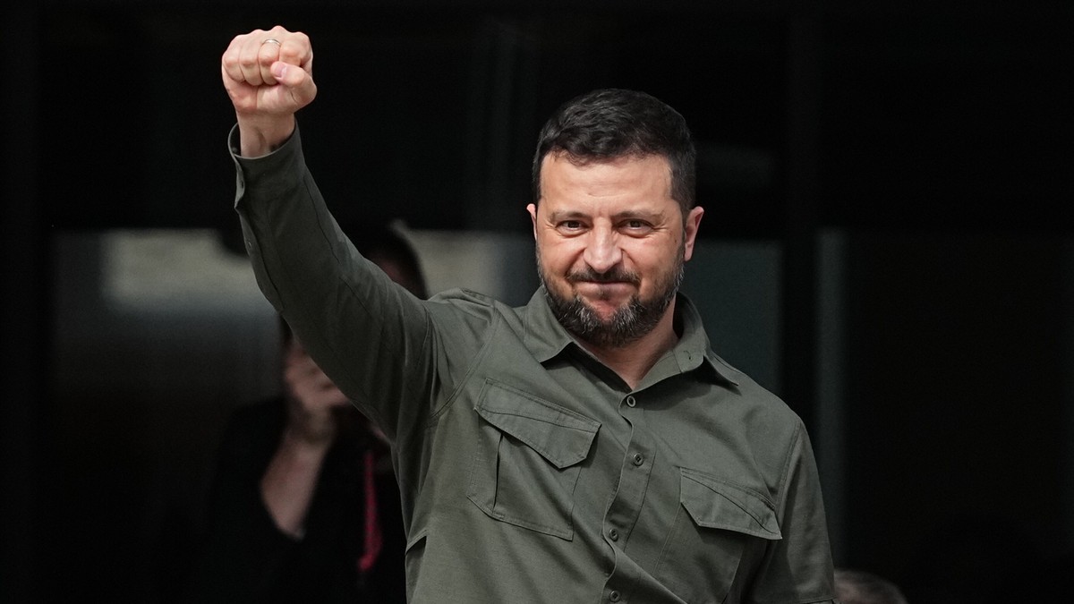 epa10998581 Ukrainian President Volodymyr Zelensky reacts after speaking to the crowd in front of the Danish Parliament in Copenhagen, Denmark, 21 August 2023. EPA/MADS CLAUS RASMUSSEN