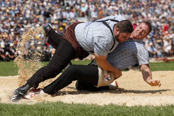 Dominik Waser, links, schwingt gegen Simon Anderegg im 3. Gang am Eidgenoessischen Schwing- und Aelplerfest (ESAF) in Zug, am Samstag, 24. August 2019. (KEYSTONE/Alexandra Wey)