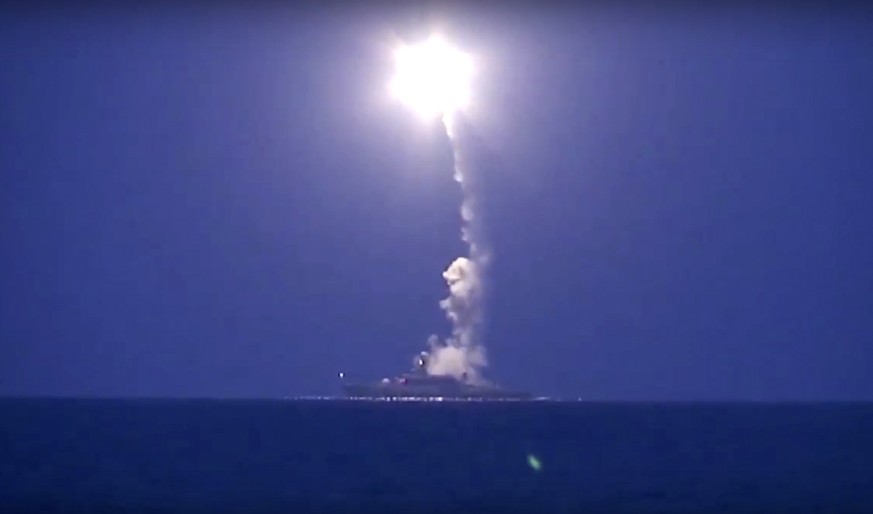 Mehrere Kreuzer im kaspischen Meer habe laut russischen Angaben Stellungen der IS-Miliz bombardiert.