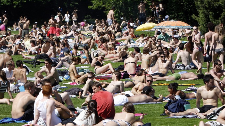 Menschen geniessen das schoene und warme Wetter am See, am Samstag, 5. Juni 2010 in Zuerich. (KEYSTONE/Alessandro Della Bella)