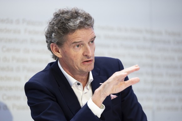 Urs Wietlisbach, Finanzunternehmer, vorne, spricht waehrend einer Medienkonferenz zur Eidgenoessischen Volksinitiative &quot;Fuer eine direktdemokratische und wettbewerbsfaehige Schweiz - keine EU-Pas ...