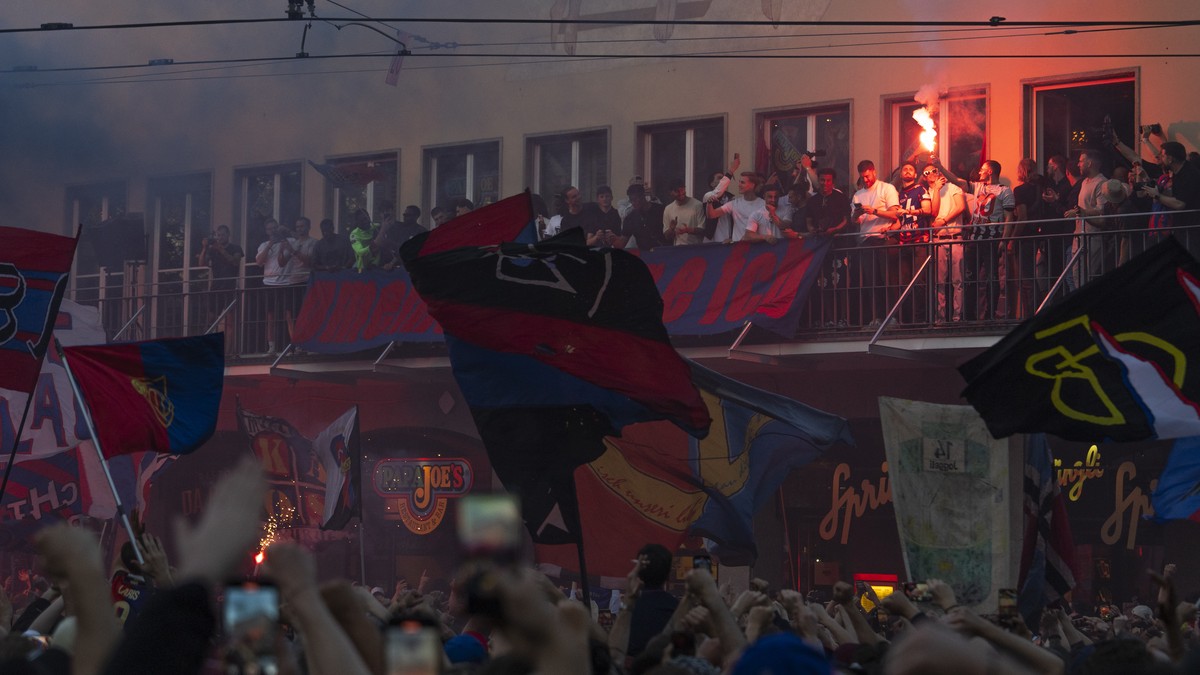Die Mannschaft des FC Basel 1893 laesst sich auf dem Balkon des Restaurants PapaJoe's feiern, bei einer spontanen Meisterfeier von den Fans, um den Meistertitel zu feiern, auf dem Barfuesserplatz ...