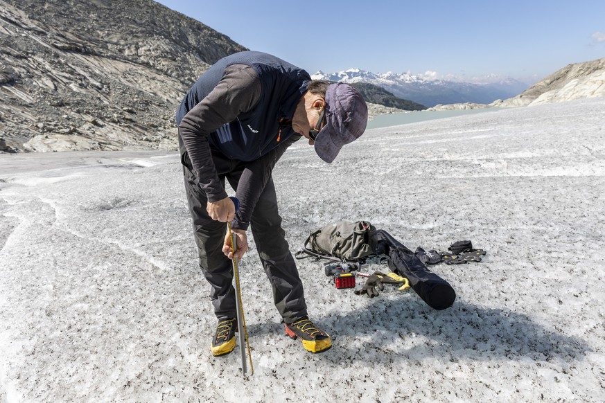 Rohnegletscher: Matthias Huss misst 59 cm Gletscherschmelze in 7 Tagen. POW, Protect Our Winters Switzerland, Kampagnenstart 1400 reasons to act. Rohnegletscher. Mit Glaciologen Matthias Huss und Nich ...