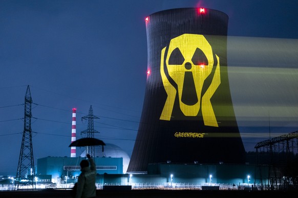Greenpeace-Aktivisten projizieren einen Film und Parolen auf den Kuehlturm des AKW Goesgen am Mittwoch 28. Januar 2026 in Daeniken. Greenpeace kritisiert Sicherheitsluecken des Atomkraftwerks und die  ...