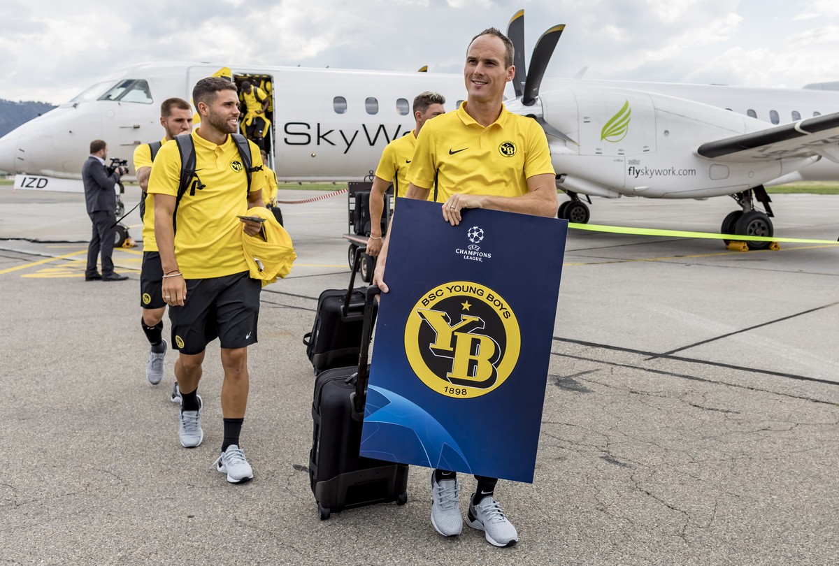 YB's Steve von Bergen, rechts, und Leonardo Bertone bei ihrer Ankunft am Flughafen Bern nach dem Champions League-Playoff-Rueckspiel zwischen Dinamo Zagreb und BSC Young Boys in Bern am 29. Augus ...
