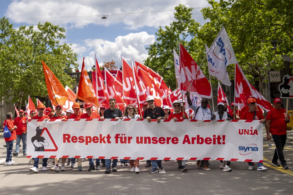 Demonstranten halten Schilder und Transparente am Samstag, 17. Mai 2025 in Zuerich. Bauarbeiter demonstrieren im Zusammenhang mit den Verhandlungen