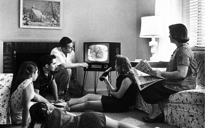 US-Familie schaut circa 1958 in die Röhre.
