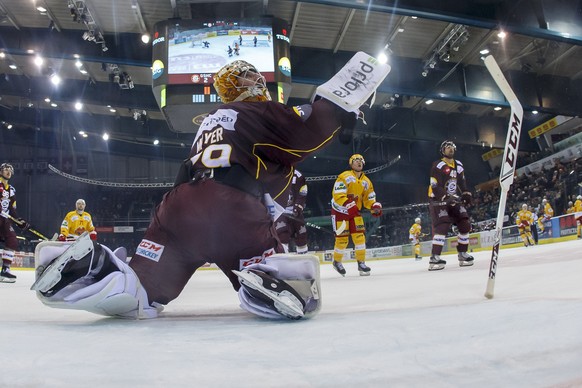 Geneve-Servette&#039;s goaltender Robert Mayer loses his stick, during a National League regular season game of the Swiss Championship between Geneve-Servette HC and EHC Biel-Bienne, at the ice stadiu ...