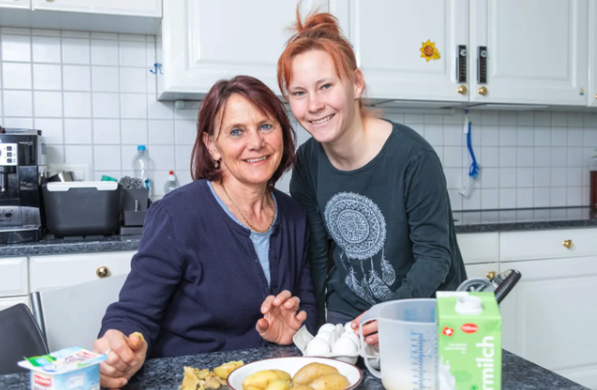 Gioya Noser et sa mère Janine Noser en train de cuisiner ensemble.