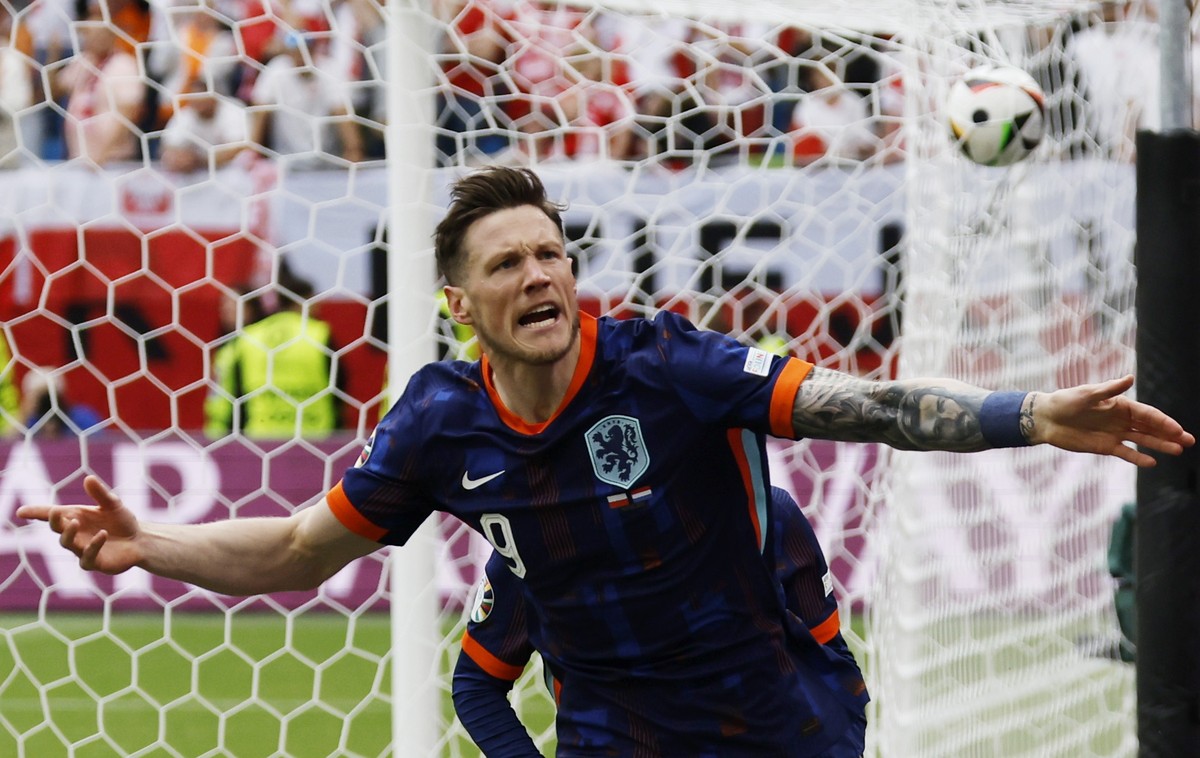 epa11415508 Wout Weghorst of Netherlands celebrates scoring the 1-2 goal during the UEFA EURO 2024 group D match between Poland and Netherlands, in Hamburg, Germany, 16 June 2024. EPA/ROBERT GHEMENT