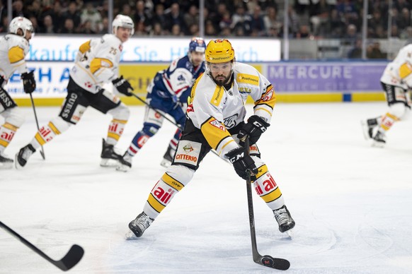 PostFinance Top Scorer Luca Fazzini (HCL) in Aktion bei dem Spiel 3 des Playoff Viertelfinals der Eishockey National League zwischen den ZSC Lions und dem HC Lugano am Mittwoch, 25. Maerz 2026 in der  ...