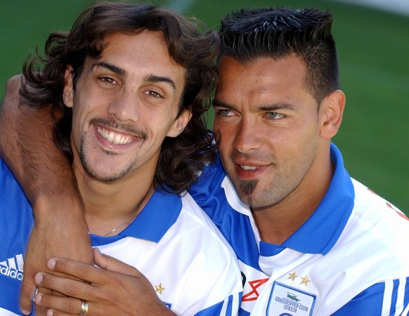 Der neue Spieler Jose Manuel Chatruc aus Argentinien, links, strahlt mit Landsmann Fernando Gamboa, rechts, beim Fototermin der Grasshoppers auf dem Zuercher Hardturm am Montag, 14. Juli 2003. (KEYSTO ...